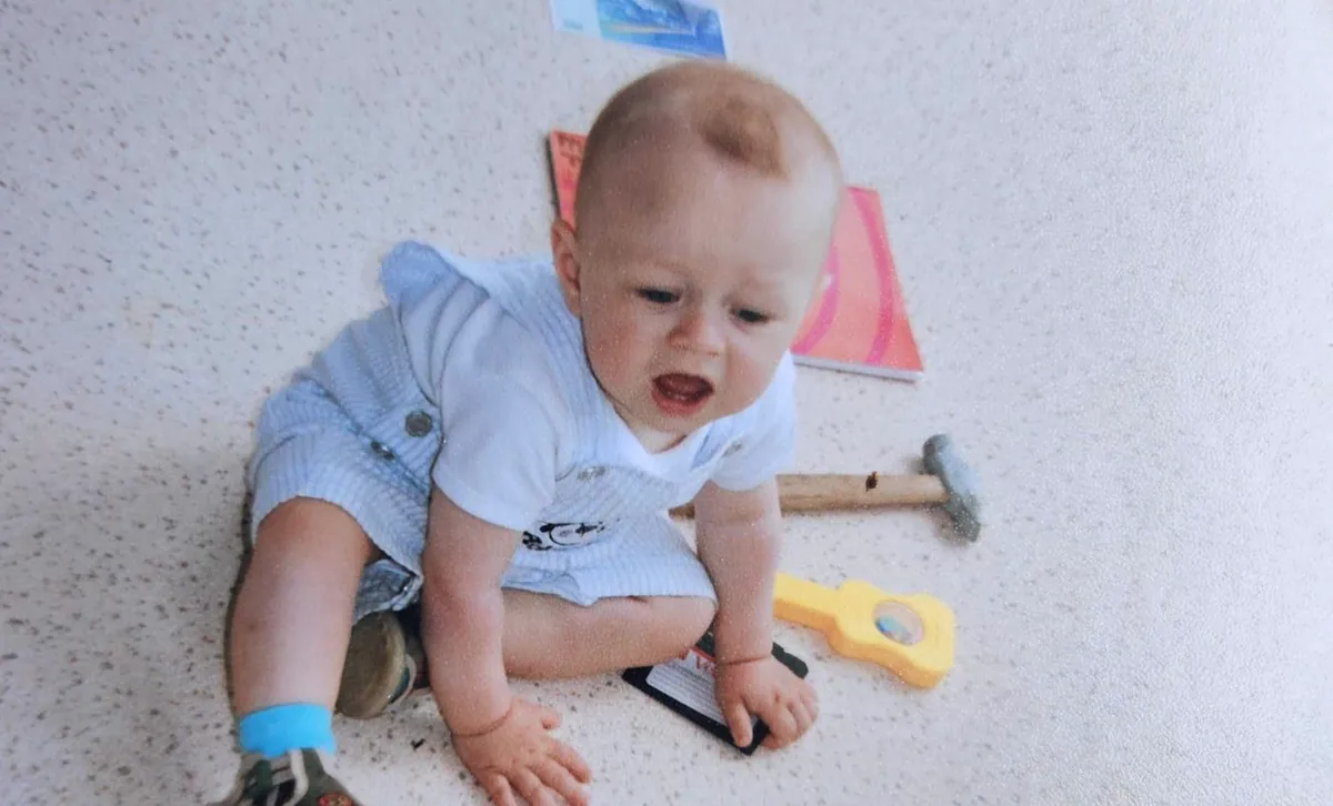 Baby on the floor in the middle of the objects, deciding